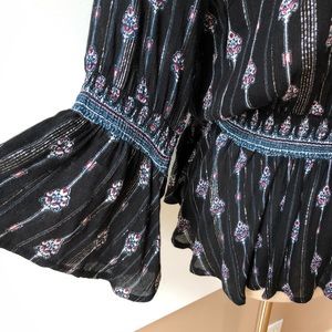 Top with elastic waist.  Very flattering